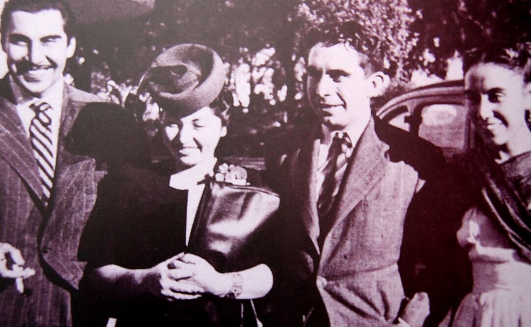 Inauguración de la exposición fotográfica de José Revuelta
En la foto: Emilio Fernández, Olivia Peralta, José Revuelta y Rosaura Revuelta. Crédito: El Universal.