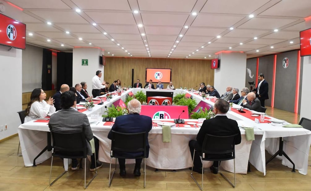 Alito Moreno se reúne con 15 exgobernadores (27/04/2026). Foto: Especial