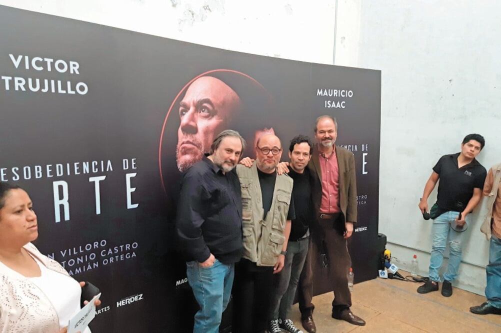 El director Antonio Castro, los actores Víctor Trujillo y Mauricio Isaac y el escritor Juan Villoro. Foto: SUGHEY BAÑOS. EL UNIVERSAL
