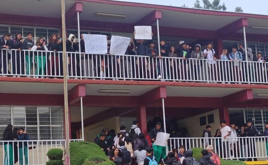 Estudiantes del Conalep 198, en la colonia San Juan Bautista, en Huixquilucan, realizaron protesta para exigir la destitución de la directora del plantel. Foto: Especial