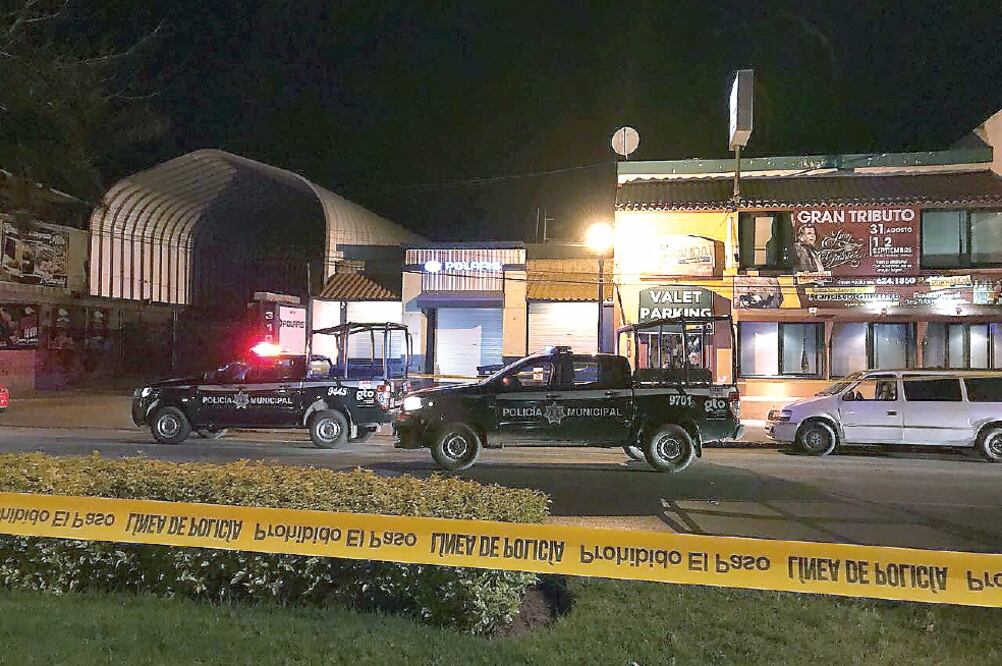 El procurador de Justicia, Carlos Zamarripa, informó que la agresión iba dirigida contra los clientes que departían en una mesa. (CORTESÍA)