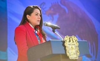 Gobernadora de Aguascalientes reconoce labor de las Fuerzas Armadas; encabeza ceremonia del "Día de la Bandera"