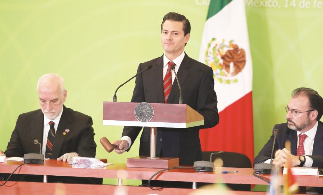 Acompañado de Luiz Filipe de Macedo Soares (izq), secretario general del OPANAL, y del canciller Luis Videgaray, el presidente Enrique Peña Nieto encabezó la ceremonia por el 50 aniversario de la firma del Tratado de Tlatelolco. (ARIEL OJEDA. EL UNIVERSA)