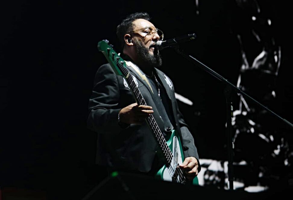 Paco Ayala, bajista y compositor de Molotov, durante el concierto del 30° aniversario de la banda en el Palacio de los Deportes. 
Foto: Carlos Mejía / EL UNIVERSAL