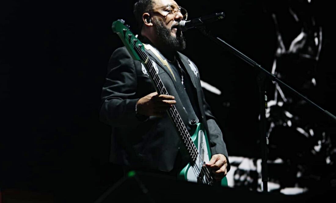 Paco Ayala, bajista y compositor de Molotov, durante el concierto del 30° aniversario de la banda en el Palacio de los Deportes.
Foto: Carlos Mejía / EL UNIVERSAL