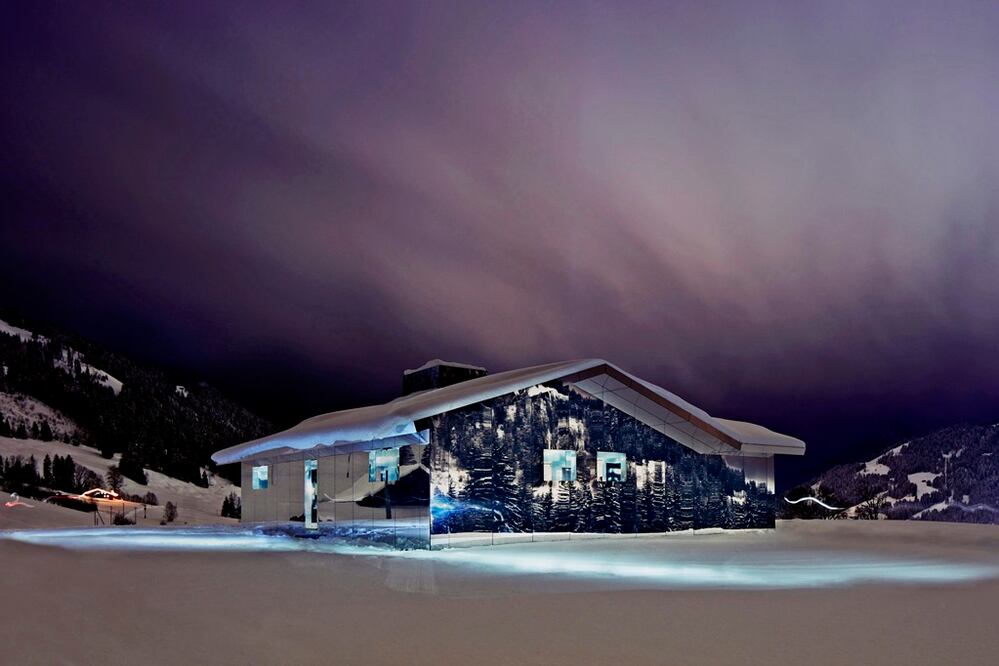 Mirage Gstaad está hecha de madera y acero, con un acabado de aluminio espejado. (Foto: Torvioll Jashari) 