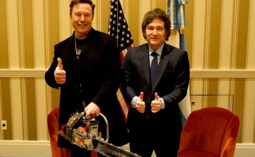 Milei le regala a Musk una motosierra en su encuentro en el foro conservador CPAC, 20 de febrero de 2025. Foto: X @OPRArgentina