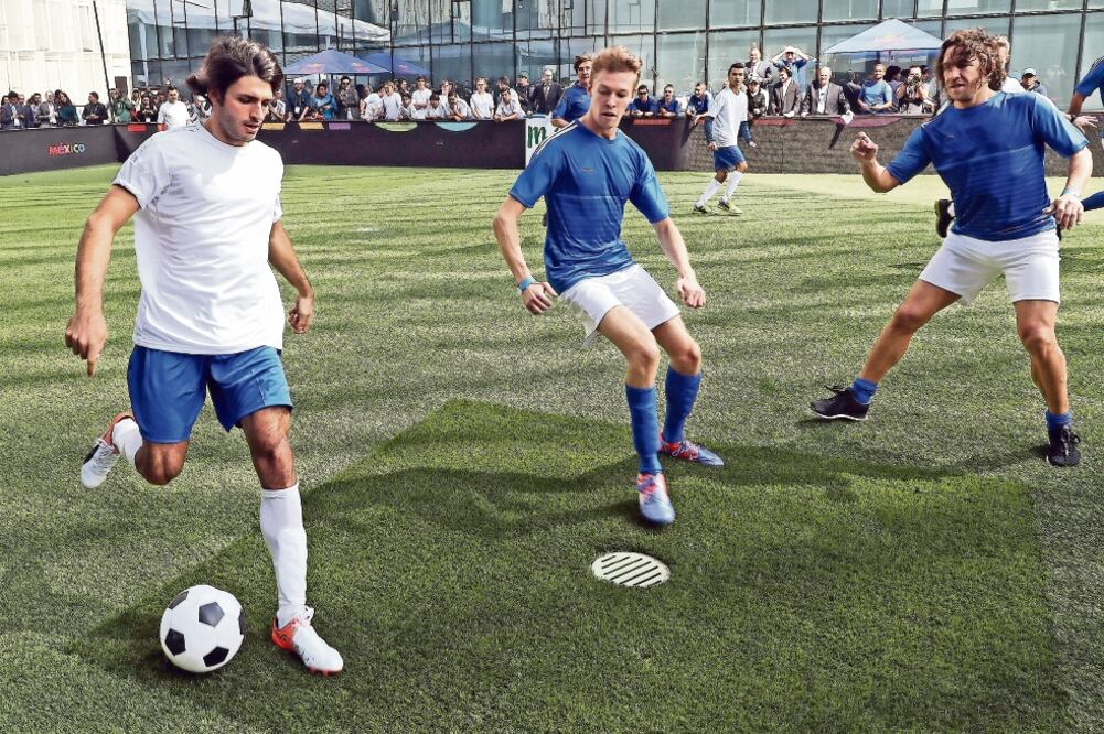 Carlos (izq.), que jugó un partido con su paisano Carles Puyol (der.) disfruta el trazado del Foro Sol (JUAN CARLOS REYES. EL UNIVERSAL)