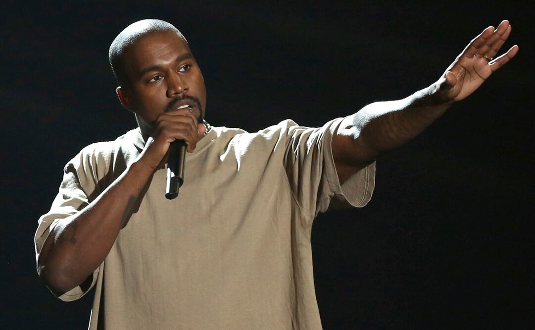 Kanye West acepta el premio de vanguardia en video en los MTV Video Music Awards en el Microsoft Theatre de Los Ángeles el 30 de agosto de 2015. Foto: Matt Sayles/AP 