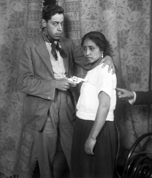 Recreación de un crimen, años 30. De acuerdo con Saydi Nuñez, en la época postrevolucionaria se popularizaron las armas de fuego, pues “quien tuviera una pistola era más macho y [el crimen pasional] era menos cuestionado si se usaba una pistola en lugar de cuchillo o navaja; [usar una pistola era] una separación entre lo civilizado y la barbarie”. Foto: Mediateca INAH.