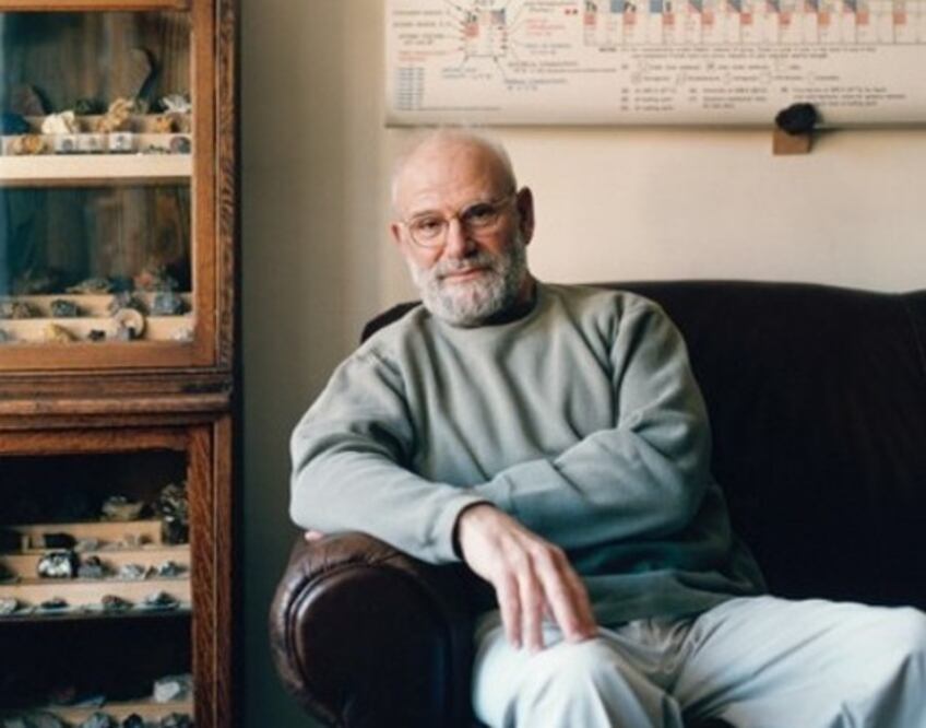 Oliver Sacks (1933–2015) fue un neurólogo y escritor inglés reconocido por su enfoque humanista en la neurología. Su obra más conocida es Despertares. Crédito: www.oliversacks.com