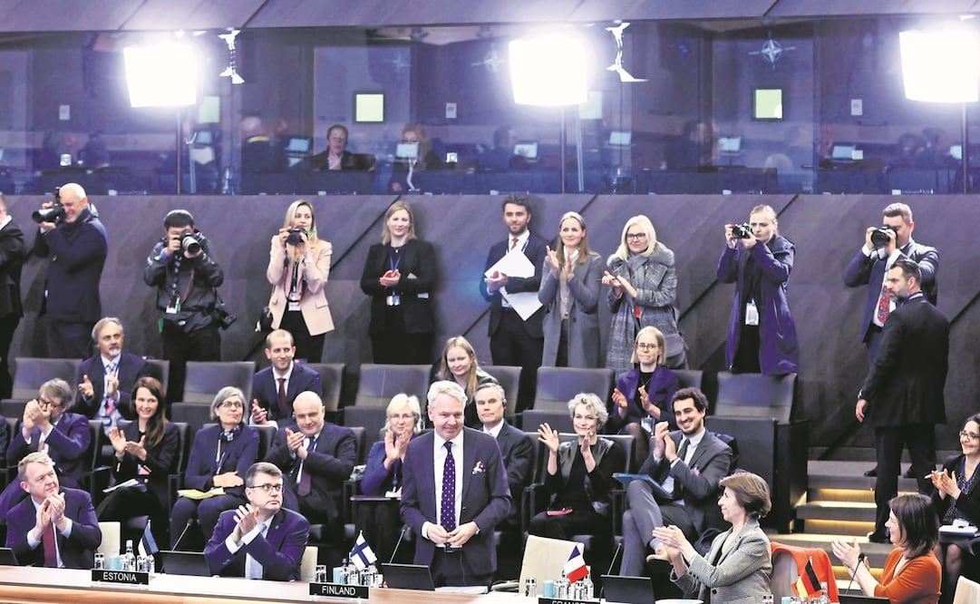 Los integrantes de la OTAN aplauden y dan la bienvenida al ministro de Relaciones Exteriores de Finlandia, Pekka Haavisto, antes de una reunión en la sede de la Alianza en Bruselas, el martes. Foto: Kenzo Tribouillard / AFP