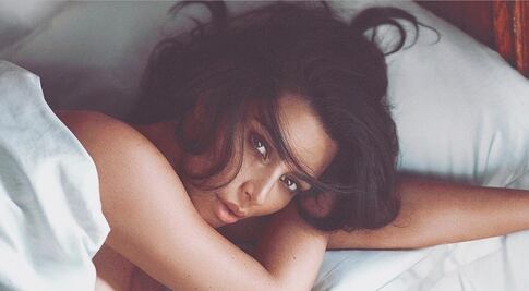 Kim Kardashian presume ropa interior con glitter e incendia Instagram