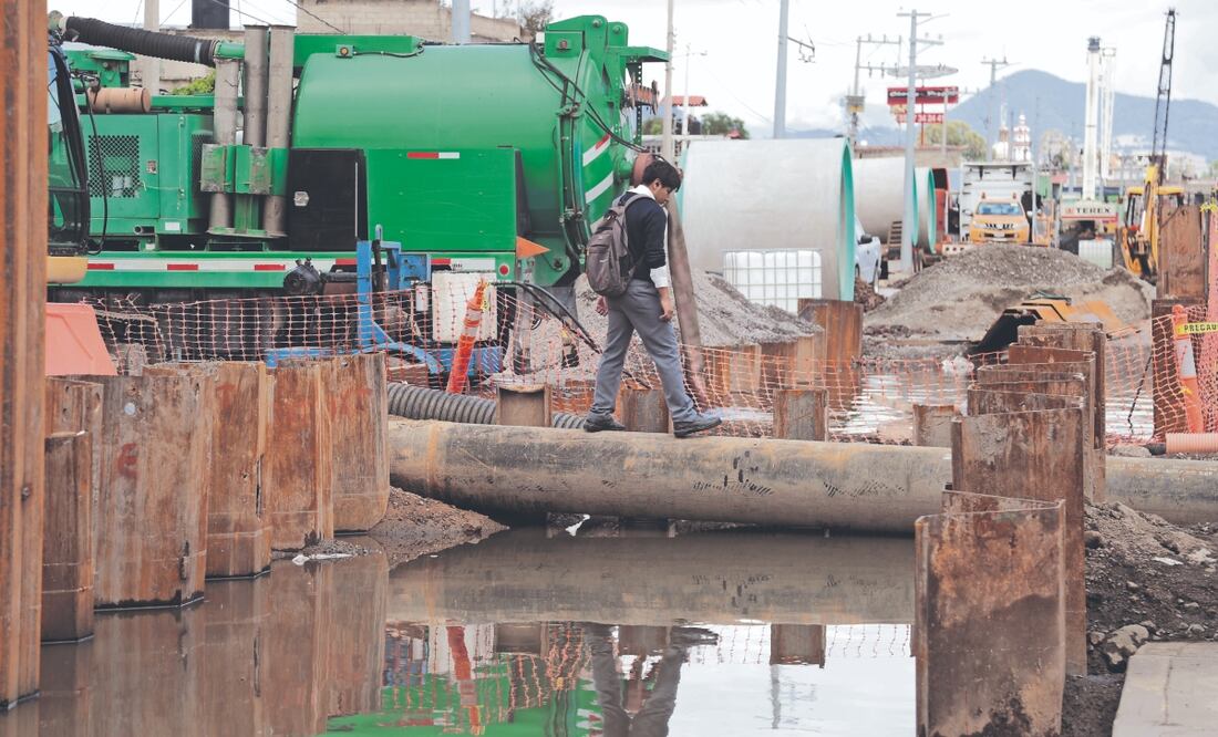 Algunos vecinos libran los encharcamientos en el área de obras del Colector Solidaridad. Foto: de CARLOS MEJÍA. EL UNIVERSAL