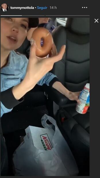 De un bocado, Thalía se come una dona y lanza reto 