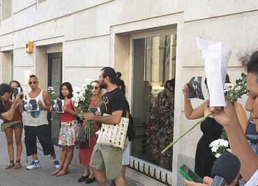 Madrileños protestan en embajada