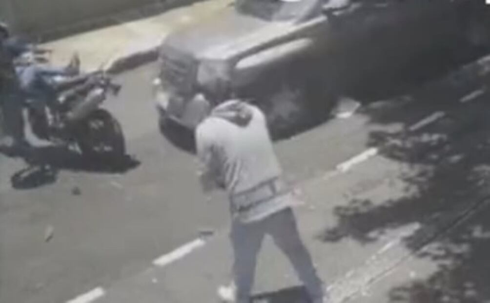 Conductor atropella a ladrones que le robaron 100 mil pesos al salir del AICM