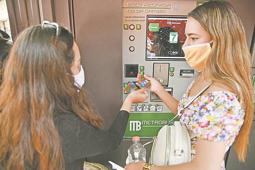 La Secretaría de Movilidad y la Agencia Digital de Innovación Pública realizarán un estudio para que los usuarios del Metro, Metrobús y Tren Ligero puedan hacer recargas en otros puntos autorizados. Fotos: Hugo García. EL UNIVERSAL