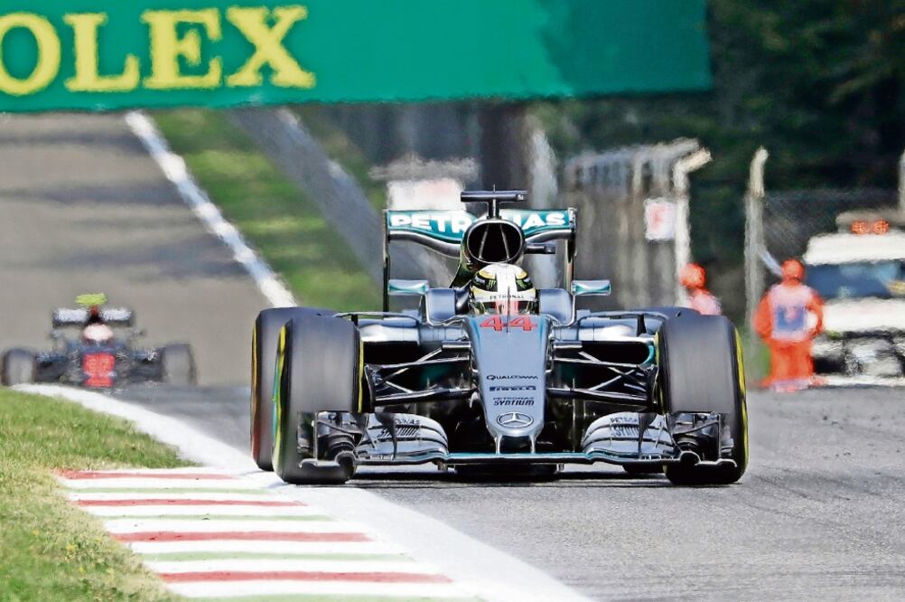 Hamilton se adelantó a su coequipero Nico Rosberg (LUCA BRUNO. AP)