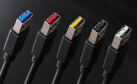¿Qué significa el color de los cables USB?