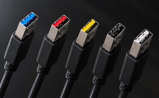 ¿Qué significa el color de los cables USB?