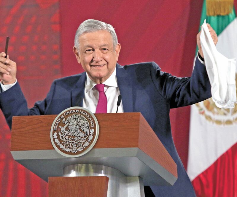 Tras agitar su pañuelo blanco y mostraba un peine, el presidente Andrés Manuel López Obrador dijo estar extrañado por la reacción a su iniciativa de modificar el presupuesto y señaló que “ya no hay corrupción”. Foto: CARLOS MEJÍA. EL UNIVERSAL