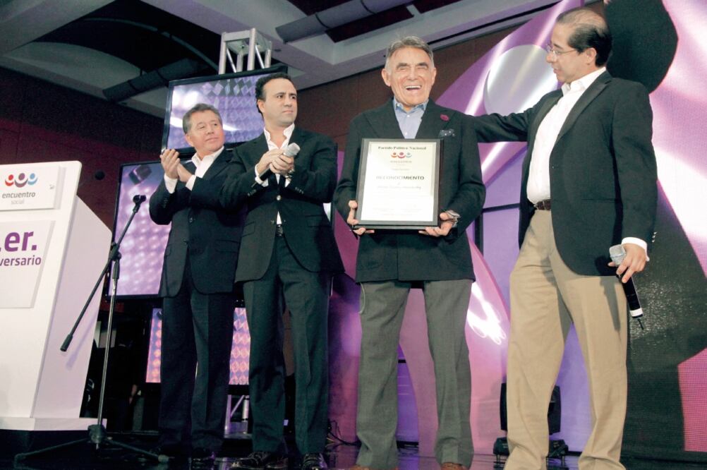 El actor y el presidente del Partido Encuentro Social, Hugo Flores Cervantes (CARLOS MEJÍA. EL UNIVERSAL)