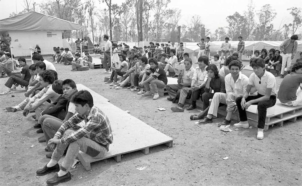 Asistentes sentados en tarimas para ver los partidos del mundial. Uno de los factores para la baja asistencia fue la lejanía de los tianguis; Cuemanco estaba a 30 kilómetros del Centro Histórico y el transporte para llegar hasta allá sólo incluía pesero o la Ruta-100. Foto: Gildardo Solís/Archivo EL UNIVERSAL.