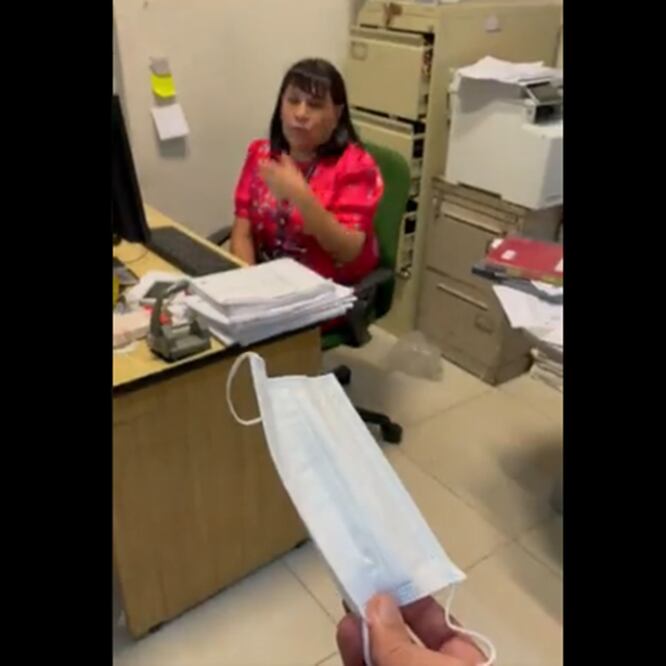 Jorge D'Alessio exhibe que funcionaria del MP de Naucalpan no se pone el cubrebocas