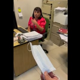 Jorge D'Alessio exhibe que funcionaria del MP de Naucalpan no se pone el cubrebocas