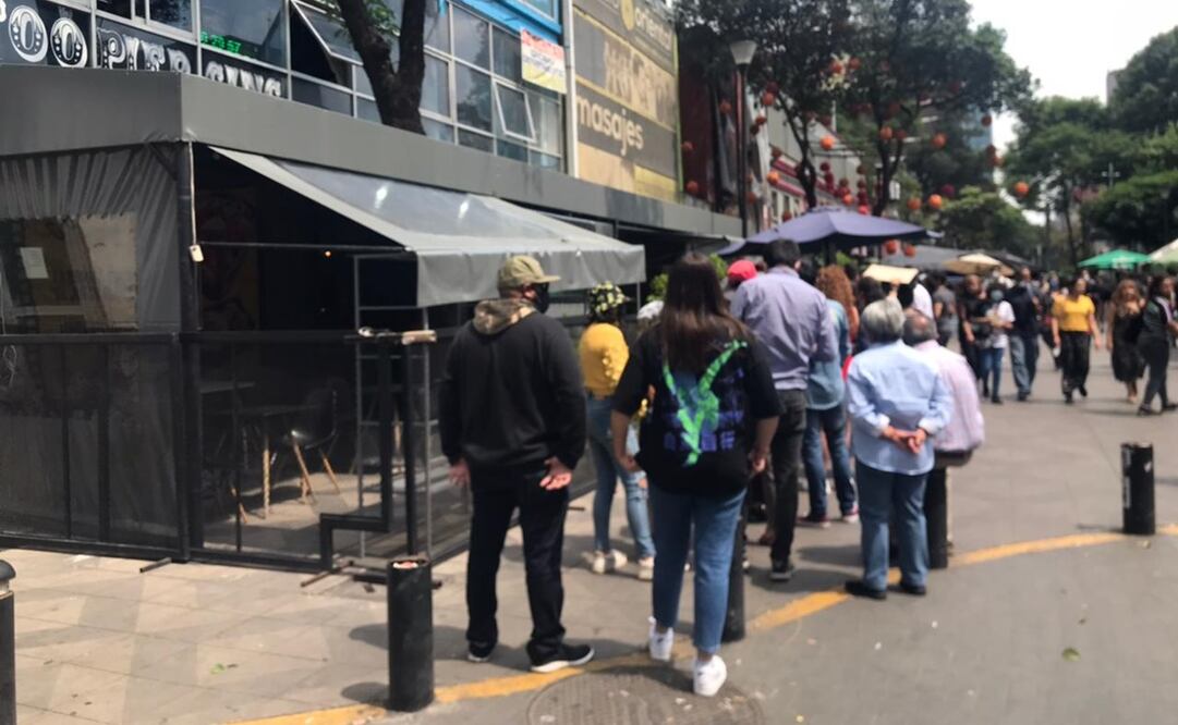 La Zona Rosa volvió este Sábado de Gloria a lucir con comensales, que hasta filas hacían para alcanzar un lugar en algún restaurante. Foto: Laura Arana / EL UNIVERSAL