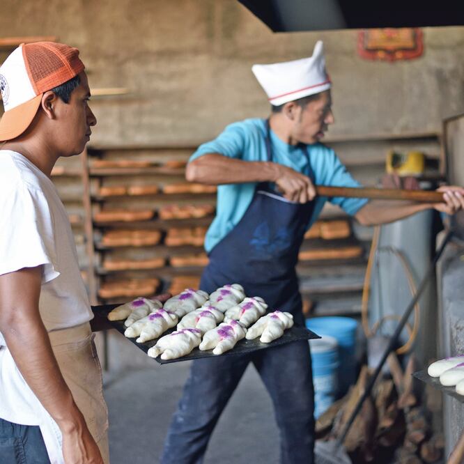 Desde el 26 de octubre hasta el 1 de noviembre, trabajan día y noche en la elaboración de cada pedido. En su colonia compiten con más de 8 panaderías. FOTOS: SALVADOR CISNEROS. EL UNIVERSAL