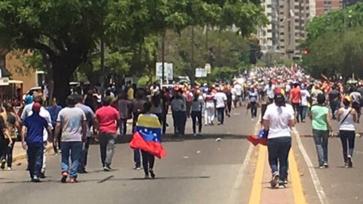 En Maracaibo, una multitud se trasladó hasta el cuartel Libertador. Foto: BBC