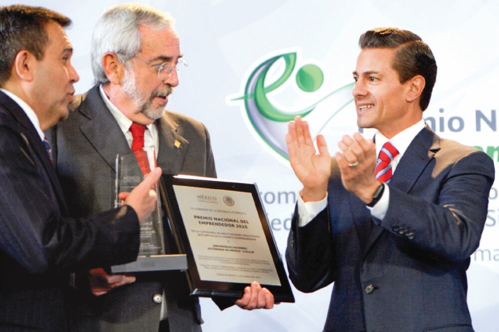 El presidente Enrique Peña Nieto entregó al rector de la UNAM, Enrique Graue, el Premio Nacional del Emprendedor 2015, categoría Instituciones Educativas. FOTO: PRESIDENCIA