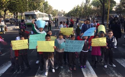 Padres de familia bloquean Paseo de la Reforma