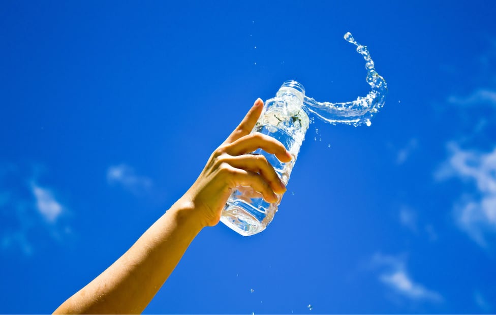 Especialistas recomiendan alternar el agua mineral con agua natural para mantener una hidratación equilibrada. Foto: Magnific.