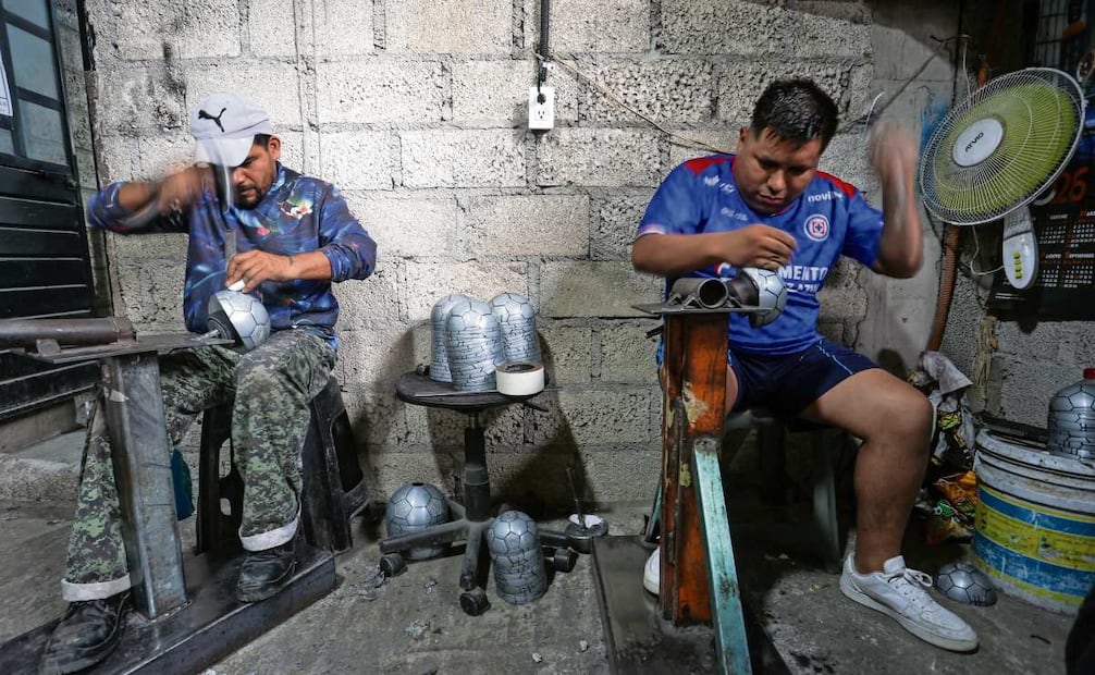 El nacimiento de un trofeo es un ritual meticuloso y artesanal. En la etapa de cincelado, el metal empieza a tomar la forma reconocible de una copa. Foto: Luis Camacho/EL UNIVERSAL