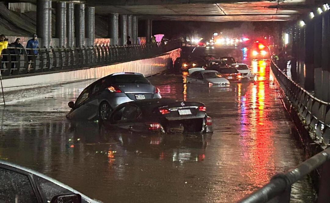 Vehículos ahogados Foto: Especial