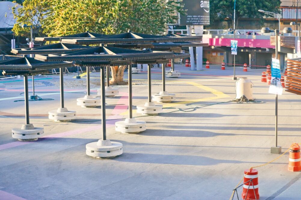 En la Glorieta de Insurgentes se remodelaron los accesos del Metrobús; las redes hidraúlica, sanitaria y eléctrica, y se colocaron rampas de acceso y señalización para personas con discapacidad, entre otras mejoras. (IRVIN OLIVARES)
