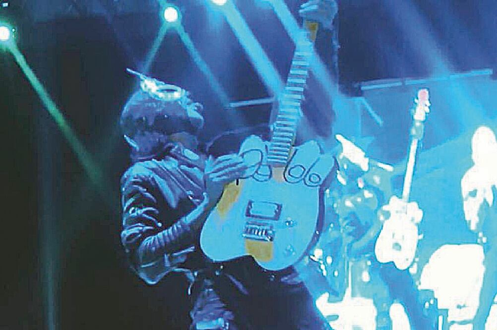 Alex Lora usó una máscara de luchador durante parte del concierto (TOMADA DE FACEBOOK)