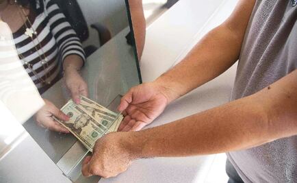 Dólar cierra en $17.02