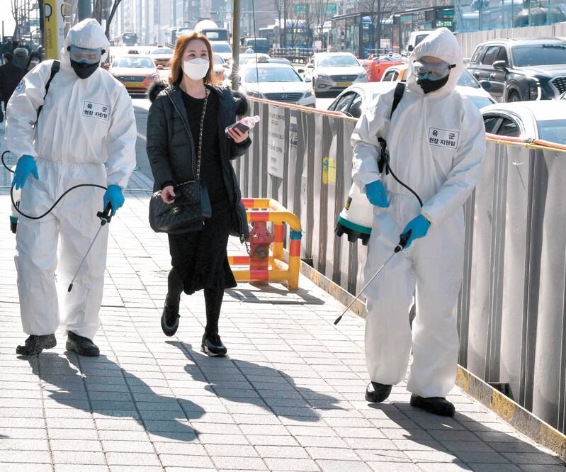 Militares desinfectan diversas zonas en Seúl, República de Corea, donde se confirmaron 142 casos de coronavirus. Foto: JUNG YEON-JE. AFP