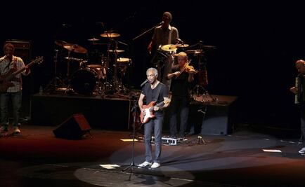 Fans de Gilberto Gil cantan afuera de hospital