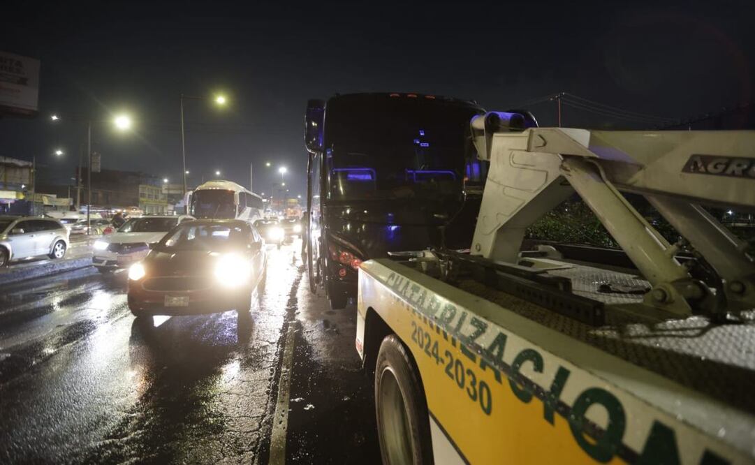 Una torrencial lluvia dejó la tarde de hoy un severo encharcamiento en calle Cayetano Andrade y Calzada Ignacio Zaragoza en la colonia Santa Martha Acatitla de la alcaldía Iztapalapa, elementos de transito de la SSC retiraron un camión que se descompuso además del caos vehícular. Un Vactor se encargó de limpiar la carpeta asfáltica después de que el agua bajara. Fotos: Francisco Rodríguez / EL UNIVERSAL