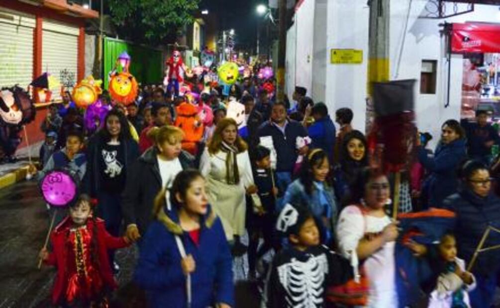 Más de 2 mil pobladores participaron en la Procesión de los Farolitos en Tultepec