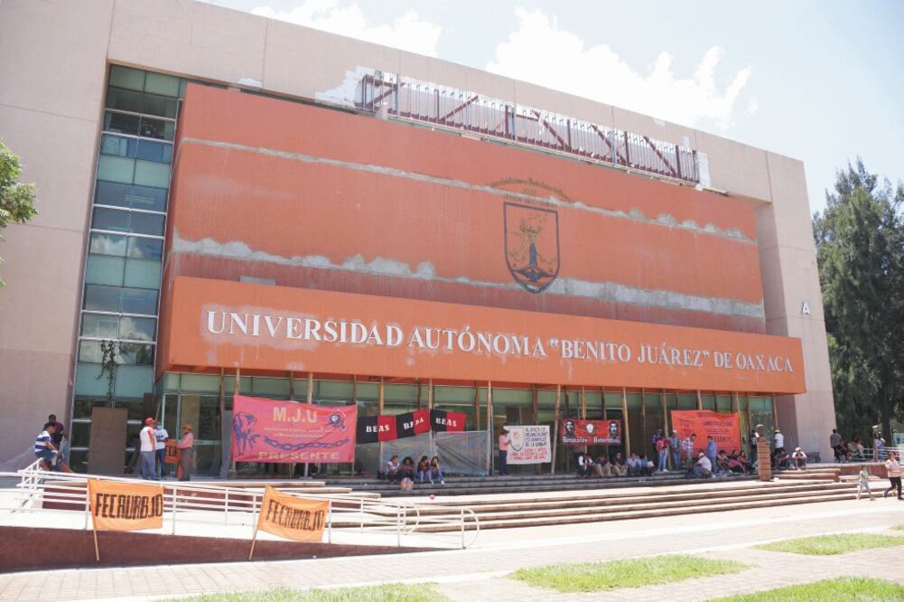 Hace unos días, las instalaciones de la UABJO estuvieron tomadas por estudiantes, quienes exigían cese a los cobros de inscripción. Foto: EDWIN HERNÁNDEZ. EL UNIVERSAL