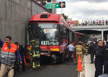 Metrobús choca con auto en Xola y Calzada de Tlalpan