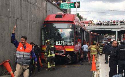 Metrobús choca con auto en Xola y Calzada de Tlalpan 