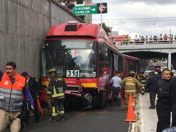 Metrobús choca con auto en Xola y Calzada de Tlalpan