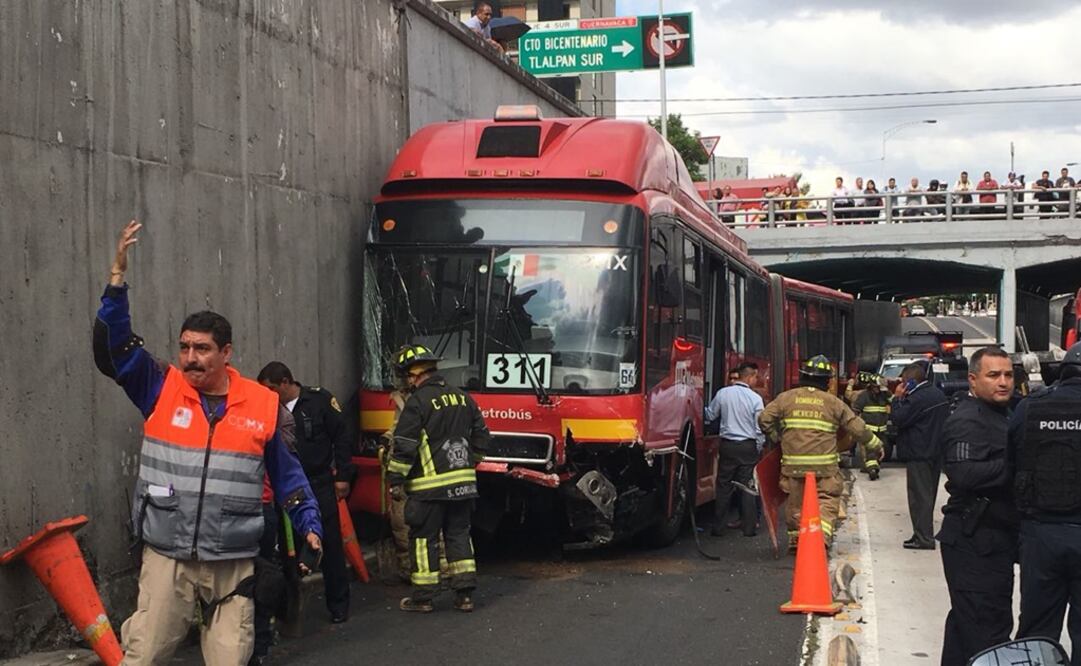 La circulación en el carril se paralizó mientras bomberos y policías de Tránsito liberaban el tránsito. Foto: Especial 